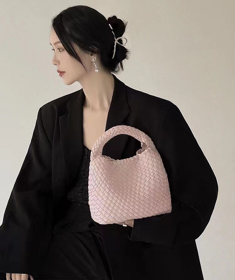 Designer luxury bag Woven tote – обзор и цена Luxury Bags Price